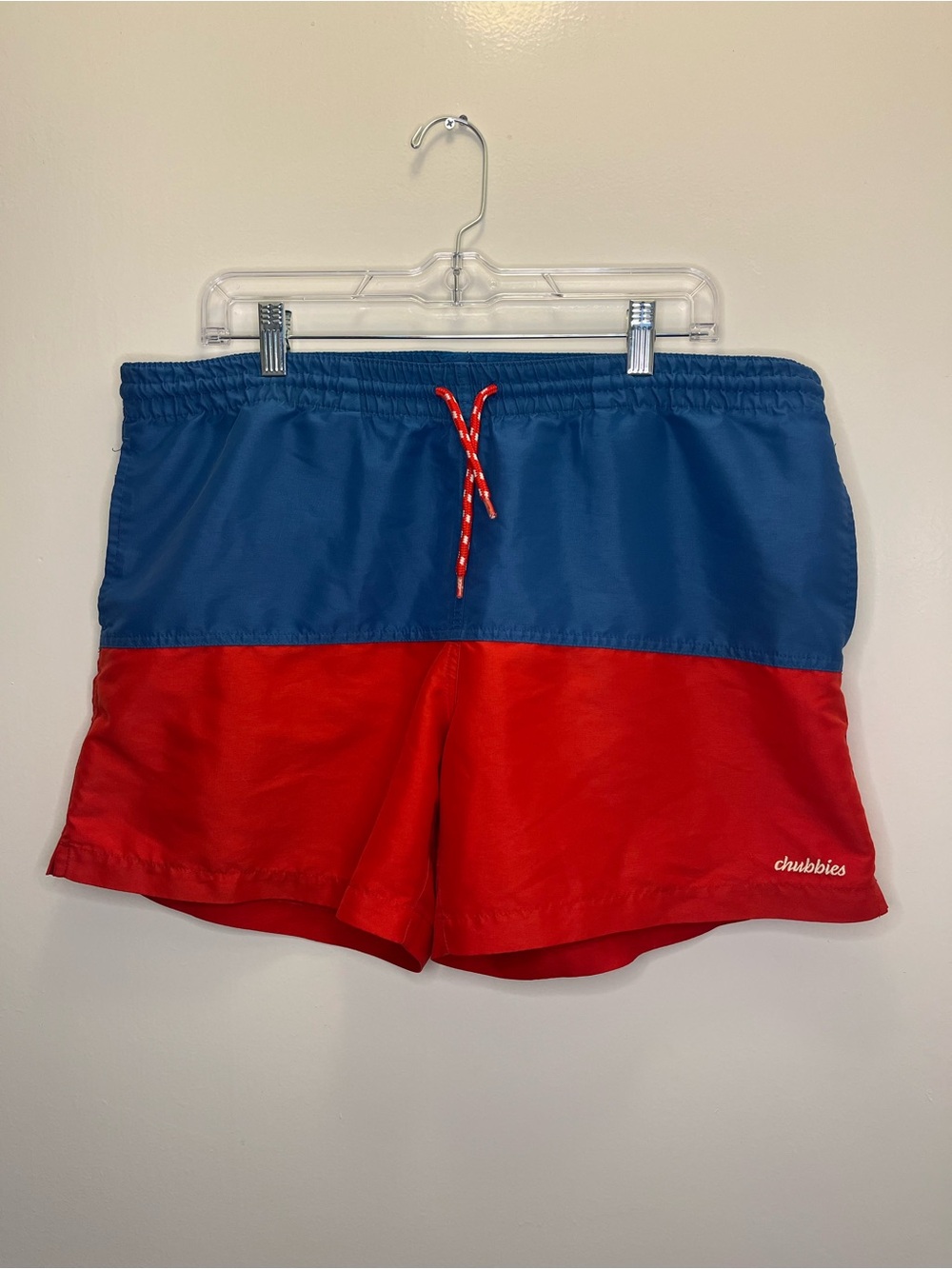 chubbies Blue & Red Colorblock Men's Swim Shorts w/ Liner 5” Inseam